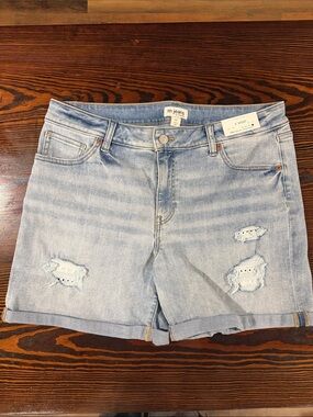 NWT’s Maurices Light Blue Distressed Denim Shorts for Women size 16W